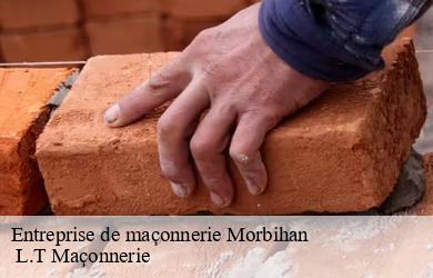 Pose de briques à la main sur un chantier de maçonnerie
