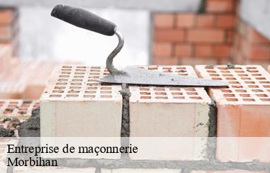 Outils de maçon et briques sur un mur en construction