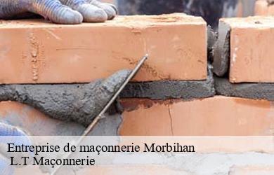 Travail de maçonnerie sur un muret en briques dans le Morbihan