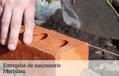 Maçon découpant une brique avec un outil