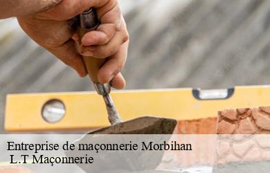 Travail de précision avec niveau à bulle sur un mur